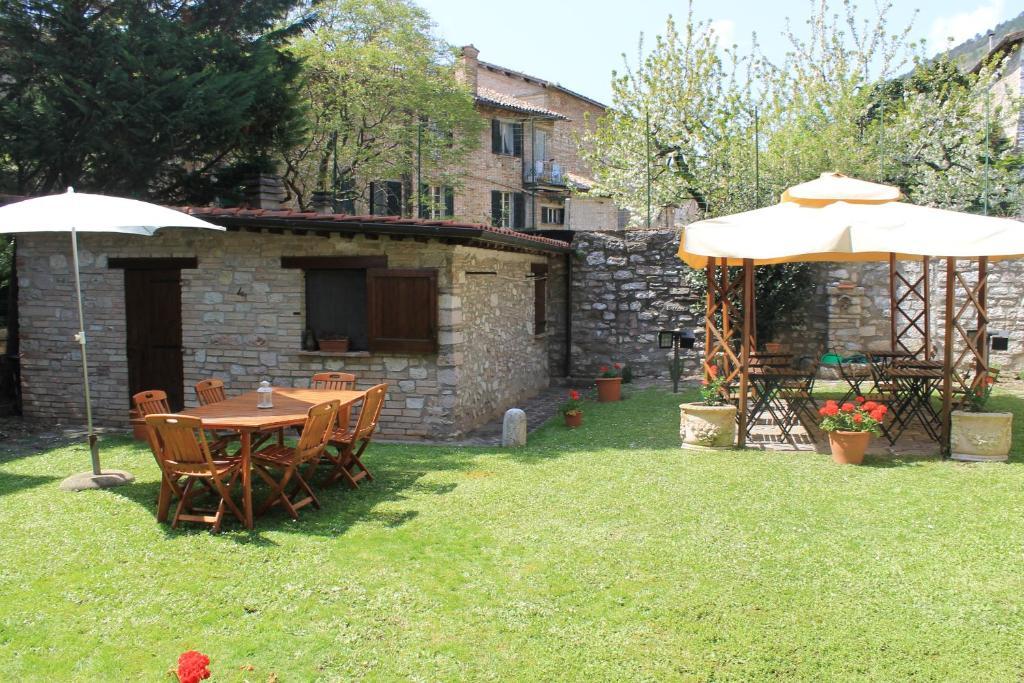 Bed and Breakfast Residenza Le Logge Gubbio Exterior foto